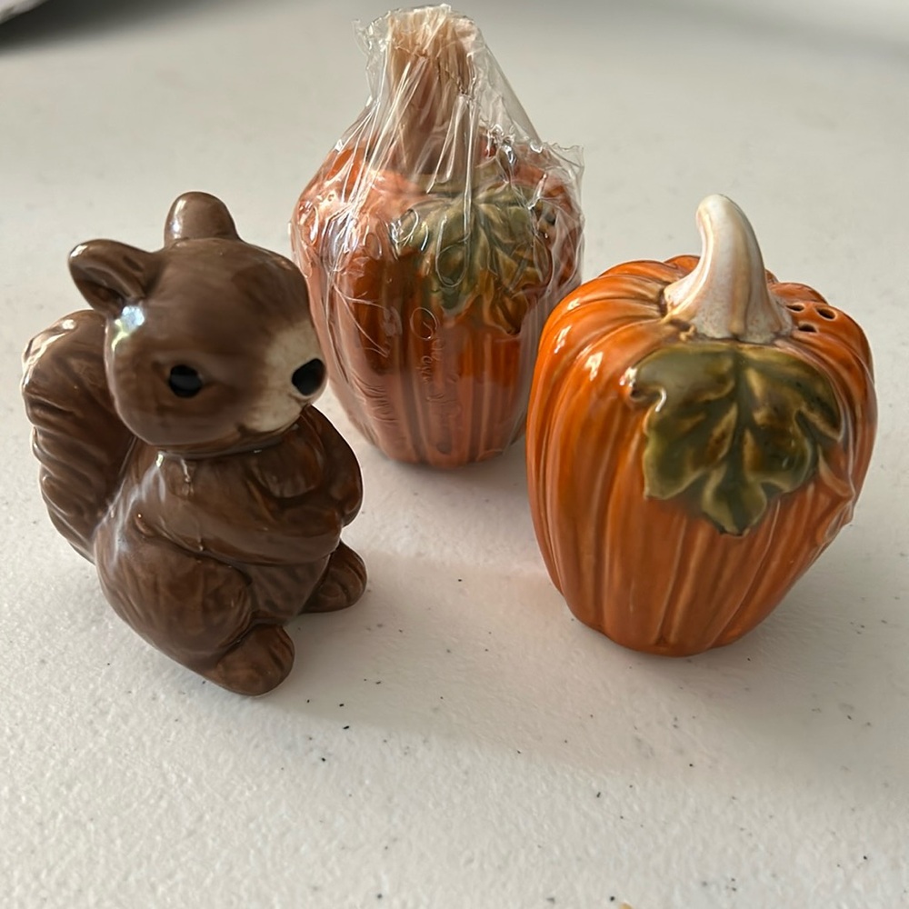 Fall salt & pepper shaker including pumpkin toothpick holder